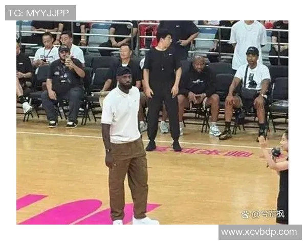 足球明星挑战篮球场搞笑瞬间引发全场爆笑视频合集